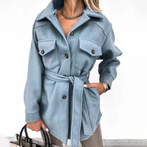 Chaqueta utilitaria para mujer con cinturón y bolsillos con solapa